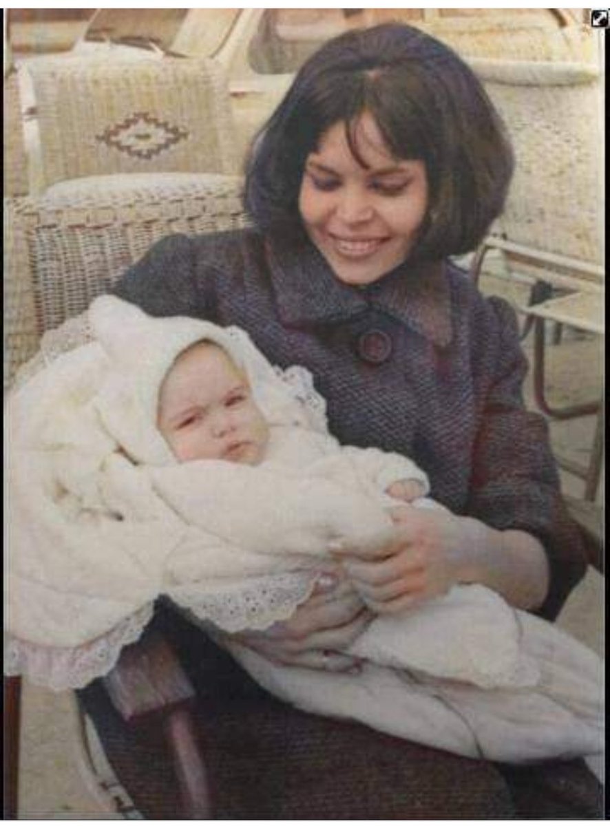 Linda fotografía de colección, madre e hija, muy gratos recuerdos. ¿De quiénes se trata?