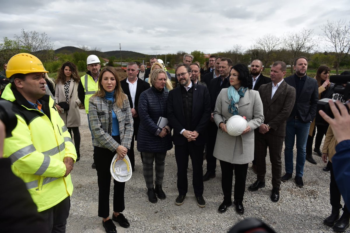 Today with Minister Djedovic in Nis to see progress of EU financed gas interconnector with Bulgaria. The 🇪🇺 support energy diversification for a more resilient and competitive energy system in 🇷🇸. I look forward for the interconnector to be operational for the next heating season