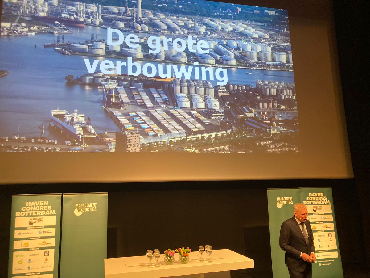 Deltalinqs-voorzitter <a href="/vvanderchijs/">Victor van der Chijs</a> spreekt op het #havencongres over de kracht van de Rotterdamse haven en wat er voor nodig is om die te behouden.
<a href="/BasDM_Janssen/">Bas Janssen</a> <a href="/HavenMP/">MP Haven & Logistiek</a> <a href="/JacqPronk/">Jacqueline Pronk</a>