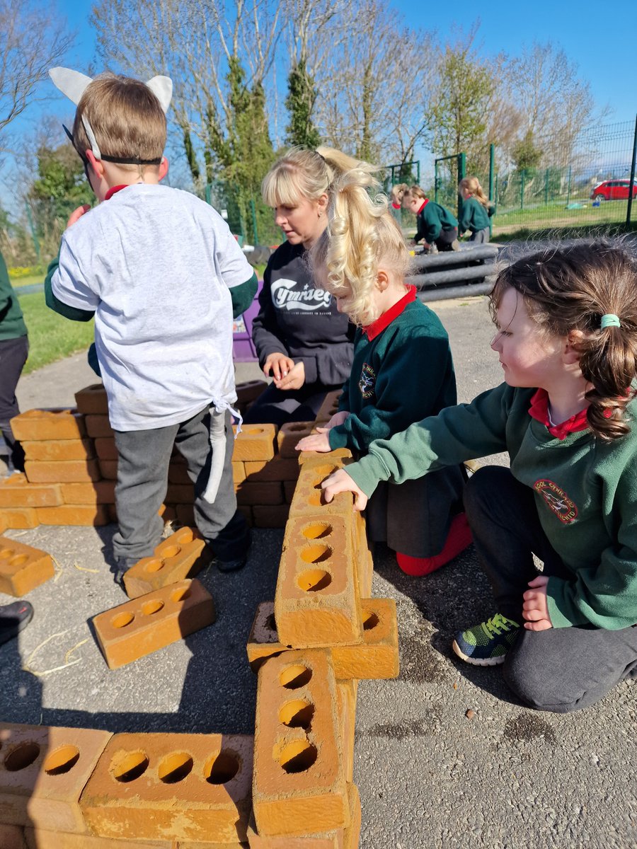 YsgLlanllechid's tweet photo. Adeiladu tý y tri mochyn bach! #three little pigs #buildersatwork
@RhAG1 @AddysguCymru https://t.co/kW4TyZf67n