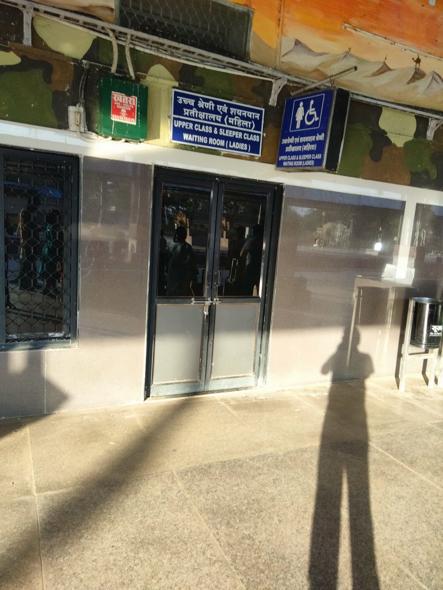 rajeshblmanu's tweet photo. @AshwiniVaishnaw 
@WesternRly
@RailMinIndia

See how station keep close the ladies waiting room in summer time peak hours.

This should be corrected https://t.co/iuTK4nUPgL