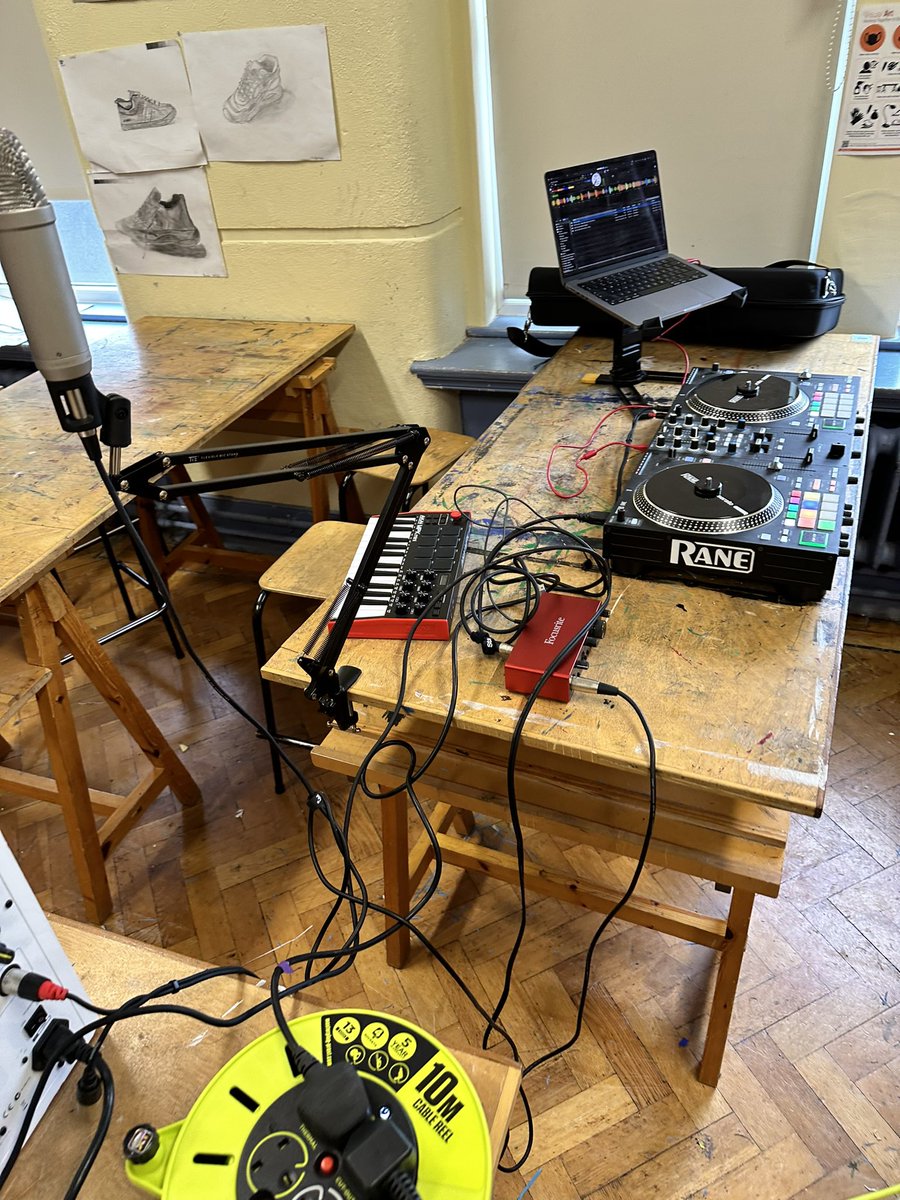 StevieGrainger's tweet photo. Another great morning in @Chriost_Ri with @SampleStudios @RaneDJ @Serato @itsthenewschool 🎤🎹🎧 https://t.co/cr3CNPm10K