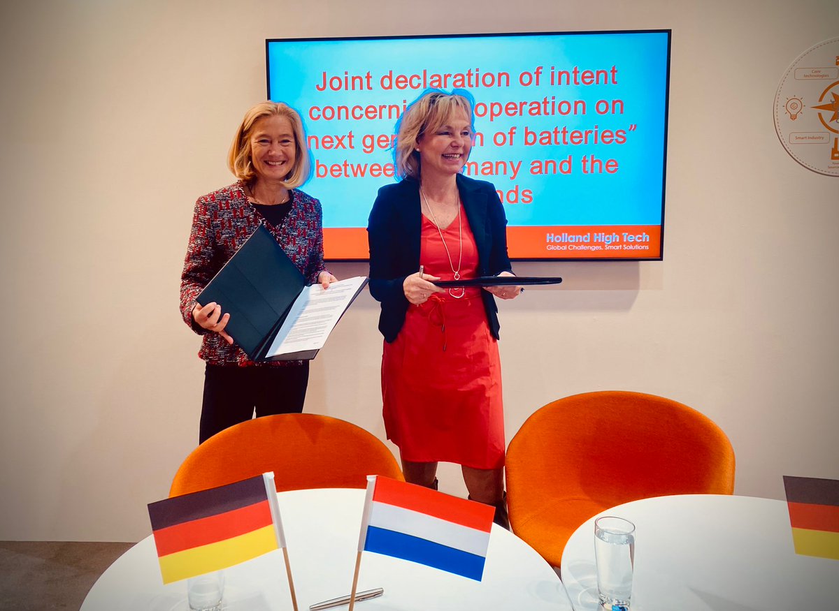 Nederland en Duitsland hebben vanochtend een intentieovereenkomst getekend voor een nauwere samenwerking in innovatieve batterijtechnologie. Deze richt zich op mobiliteit en energieopslag met als doel een flexibeler energiesysteem.

Nieuwsbericht ⤵

rijksoverheid.nl/actueel/nieuws…