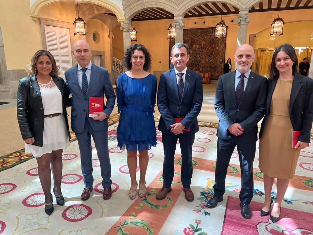 GobAsturias's tweet photo. 🥎La directora de Deporte, @tulipaida, ha asistido a la entrega de los Premios Nacionales del Deporte, que han reconocido al Real Grupo de Cultura Covadonga con la #CopaStadium correspondiente al 2021 por su fomento del deporte base. https://t.co/EC9jBcLHjC