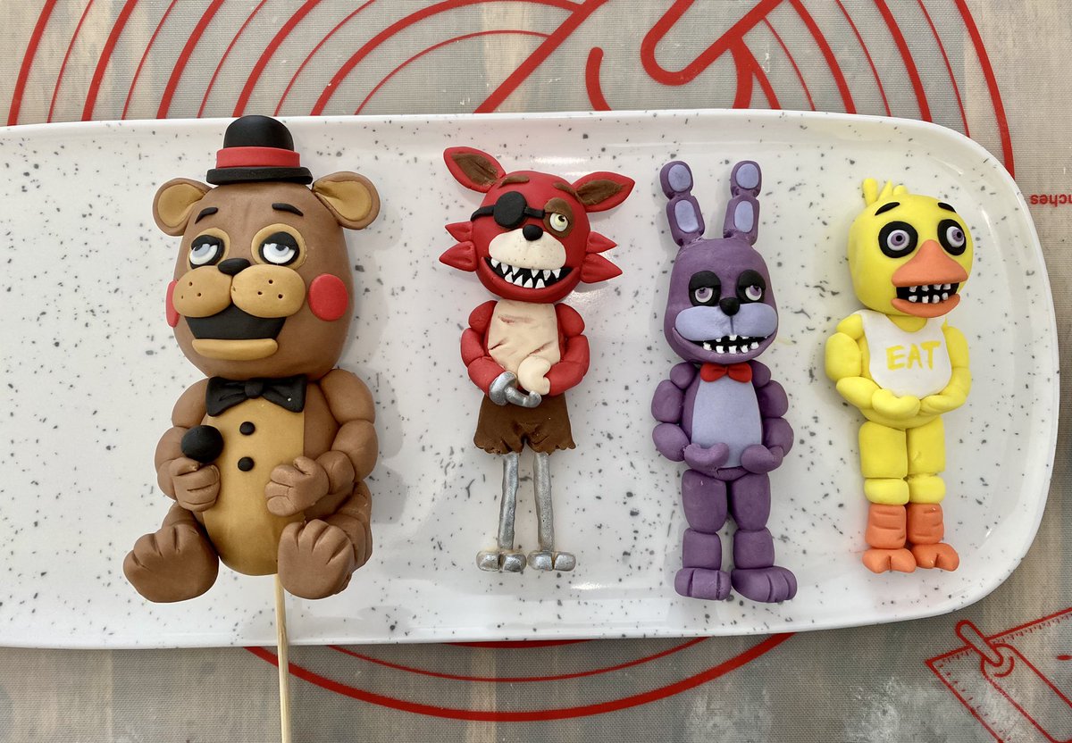 On my work bench today #fivenightsatfreddys sugar modelling