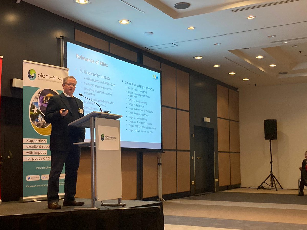 We are now hearing from @AndyPlumptre at the #BiodiversaPrague2023 on Key Biodiversity Areas

They are identified based on 5 big criteria
⚠️Threatened biodiversity
🗺️Geographically restricted biodiversity
♻️Ecological integrity
🪺Biological processes
🦄Irreplaceability