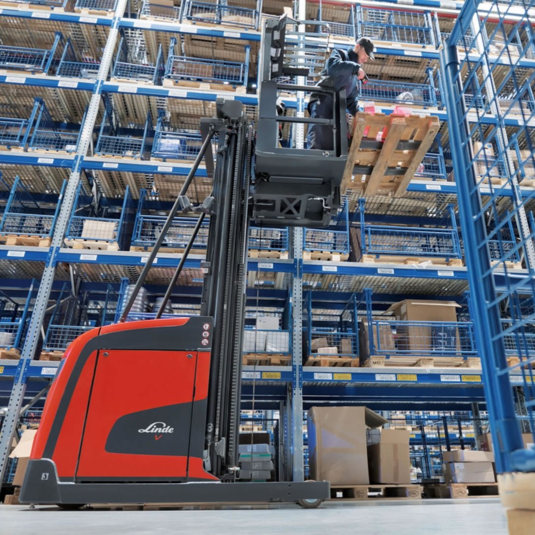 Brace yourselves! Soon, we will launch the Linde V modular – a powerful, new #truck for high-rack warehouses. With a load capacity of 1.2 tons and a picking height of up to 14.5 meters, it makes goods picking even more #effective. 

Read the full PR here: bitly.ws/Db2o