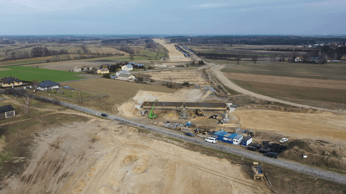 inzynieria_com's tweet photo. #Autostrada #A2: mimo trwającej 3 miesiące przerwy zimowej zaawansowanie rzeczowe wynosi już 35%. Budowany odcinek #Swory–#BiałaPodlaska będzie mieć 14,1 km długości, 2 pasy ruchu i rezerwą pod budowę trzeciego.

Zobacz ZDJĘCIA: https://t.co/3l3iFa7Ajk

Fot. #GDDKiA
#inzynieria https://t.co/xVEydQcwF6