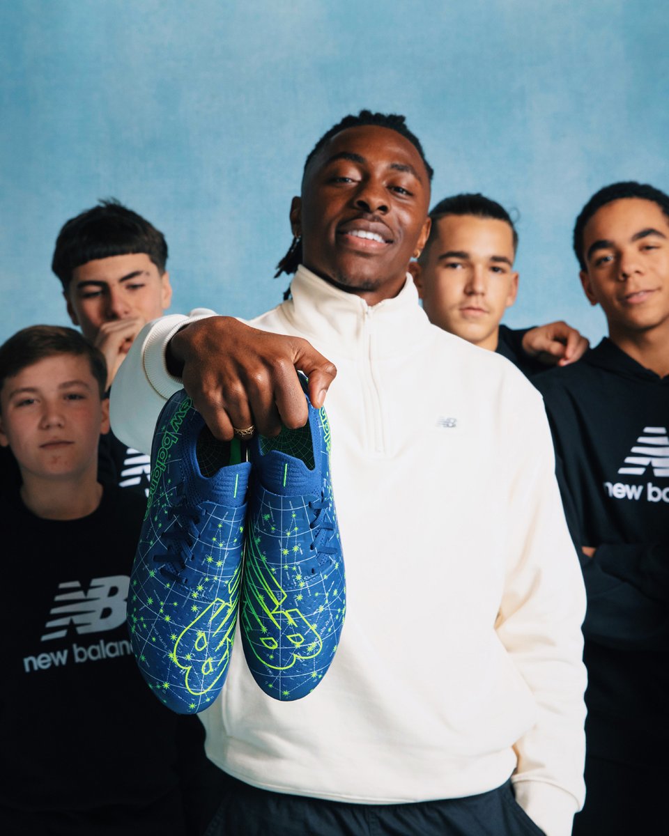 New Balance and Eberechi Eze unveil the ‘Furon 7 Starraiser Edition’. After debuting the boot on-pitch this past weekend, the official reveal gives a closer look at a release that's inspired by Eze's Greenwich roots. MORE: bit.ly/3moON09