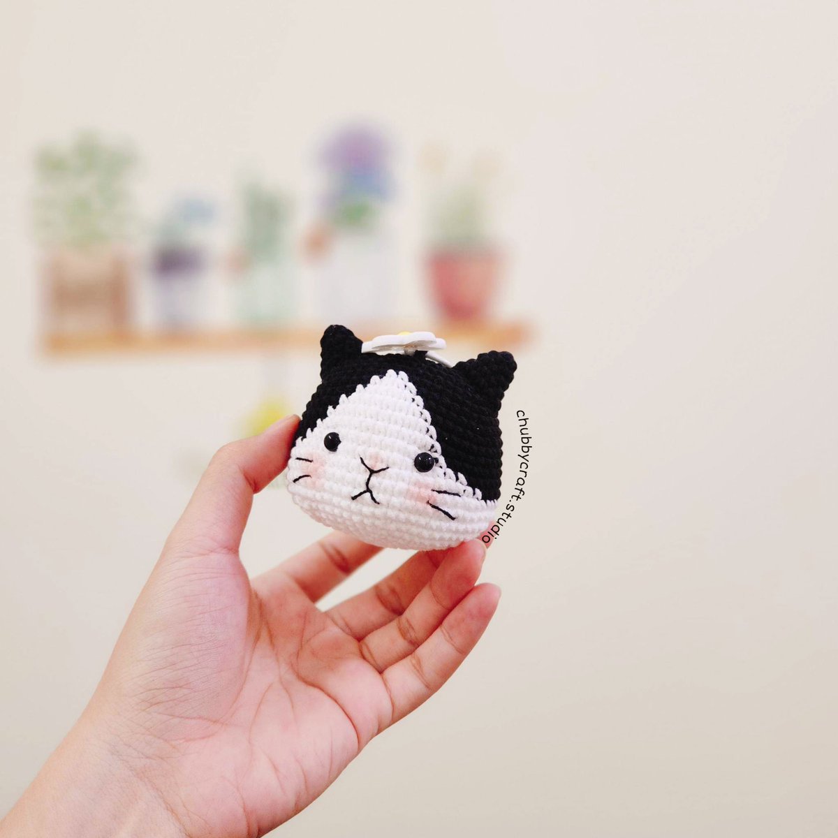 CraftChubby's tweet photo. New chubby keychainsby me 🐱🐱
Link to etsy: available on bio
Free shipping worldwide ✈️✈️
Pattern by @hainchan
#hainchan #animals #amigurumi #amigurimitoys #diy #cute #yarn #yarnlove #handmade #crochetcat #amigurumilove #crochet #crochetaddict #crochettoy #yarnaddiction https://t.co/XdpzDvxJY2
