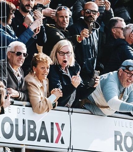 An iconic moment. And then in the background 😂🖕

#ParisRoubaix 📸 <a href="/jeredgruber/">Jered Gruber</a>
