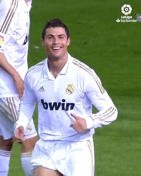 في هذا اليوم 11 أبريل 2012. ذهب كريستيانو إلى ملعب أتلتيكو مدريد وجعلهم يعانون.. ذلك الركلة الحرة الرائعة من مسافة 35 ياردة أربكت كورتوا 