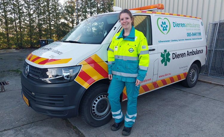 Bijdragen aan de kwaliteit van (samen)leven: veel collega's doen ook buiten de campus iets aan die #HU missie. Zoals Désirée Bosma, medewerker onderwijsplanning én vrijwilliger dierenambulance: “Eigenlijk maak je iedere dag wel iets bijzonders mee.” social.hu.nl/3moyXCS
