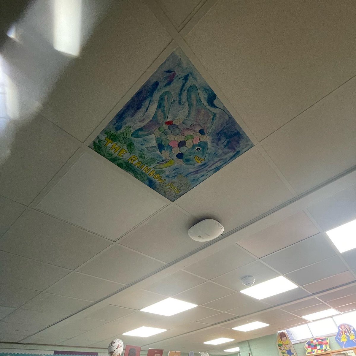 EyfsFunro's tweet photo. 2nd tile! For some reason this was much harder! Couldn’t get a pic of the sparkles too! Now waiting to do the next one as children will vote for a book! #teachertwitter #library #readingforfun #rainbowfish https://t.co/yzxcHdmvEp