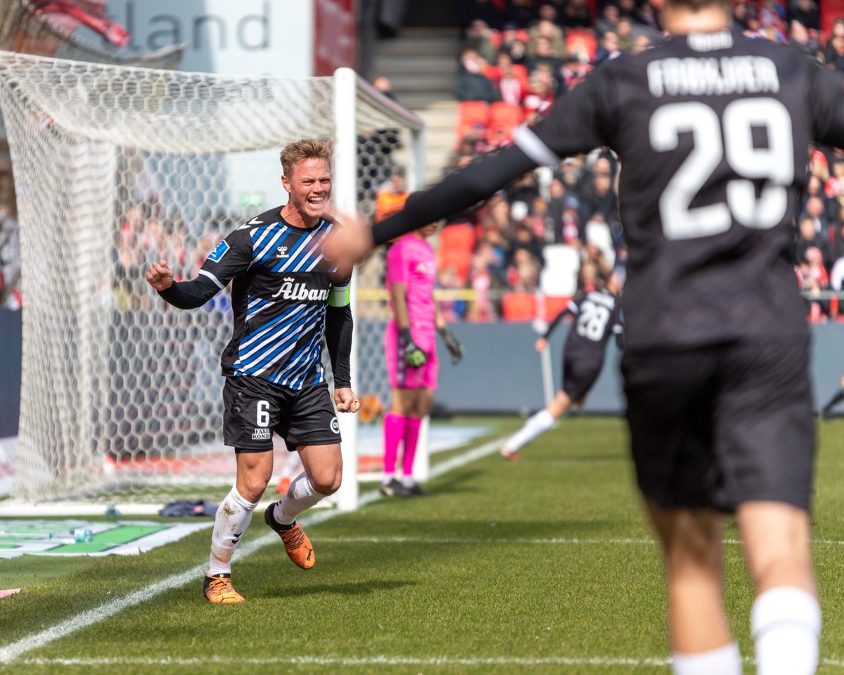 Odense_Boldklub's tweet photo. Sådan fejrer man et anførermål 🙌🔵⚪️
#obdk #enafstriberne #aabob #sldk https://t.co/uXqVuwT8iF