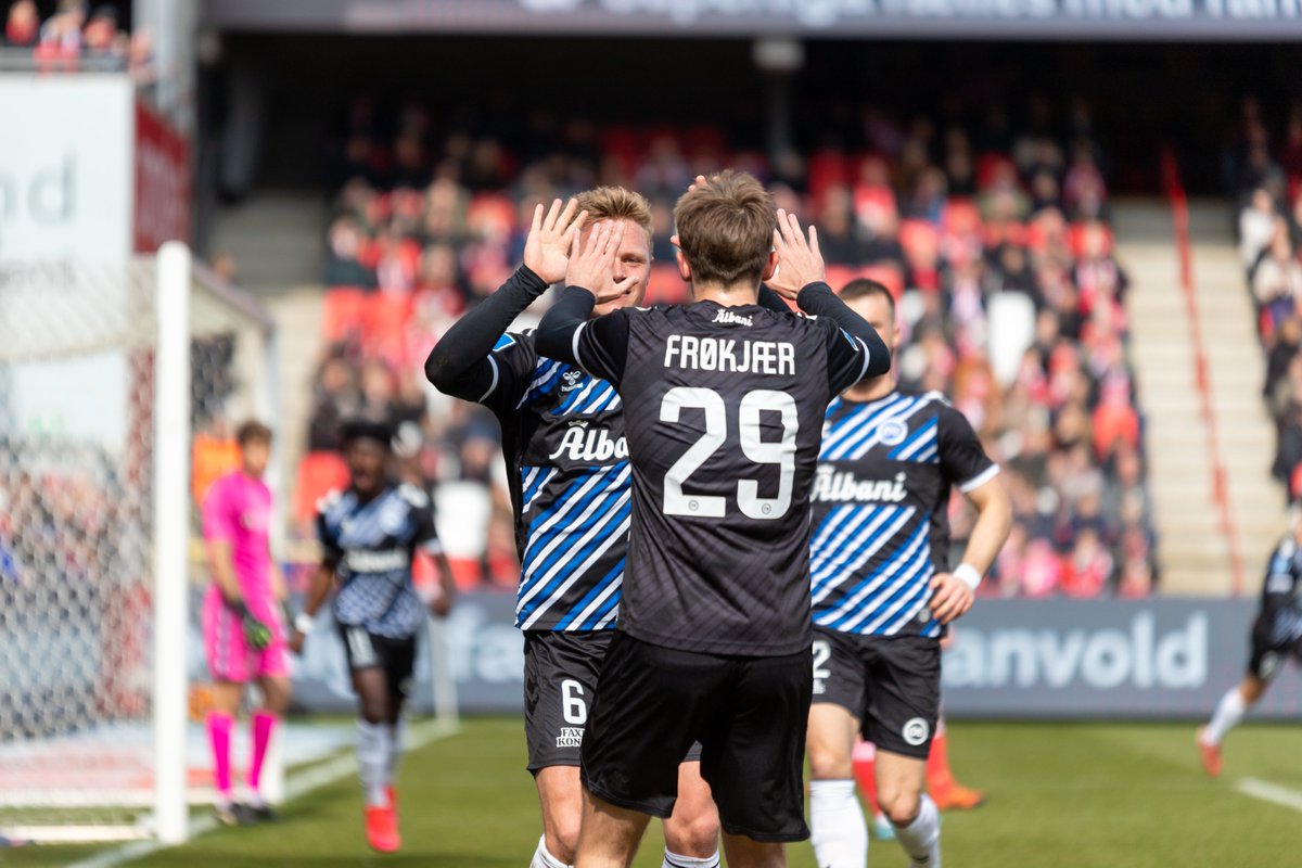 Odense_Boldklub's tweet photo. Sådan fejrer man et anførermål 🙌🔵⚪️
#obdk #enafstriberne #aabob #sldk https://t.co/uXqVuwT8iF