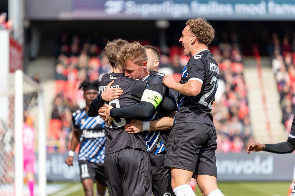 Odense_Boldklub's tweet photo. Sådan fejrer man et anførermål 🙌🔵⚪️
#obdk #enafstriberne #aabob #sldk https://t.co/uXqVuwT8iF