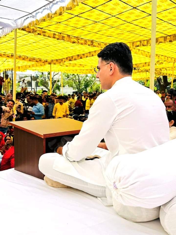 SACHINPILOT82's tweet photo. राजस्थान में कोई तो जो ईमानदार है सच्चा है जन की भावना को समझता है कार्यकर्ताओं की लडाई लड़ता है भ्रष्टाचार के ख़िलाफ़ खुलकर बोलता है जो जनता के बीच वादा करता है उसे पूरा करने का प्रयास करता है 
#भ्रष्टाचार_खिलाफ_पायलट https://t.co/u8UwYeL7HV