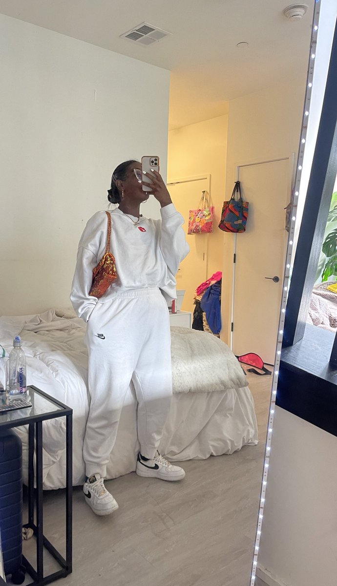 Rahellyeahh's tweet image. miss mirror pic