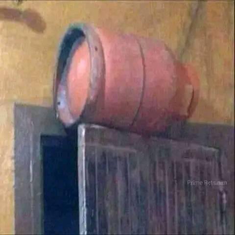 "kerile o tlhatswe dikotlele mos"
"ke lapile,lenna ke motho!"
"ha nka tsena ka foo ha go nna monate!"
"tsena"