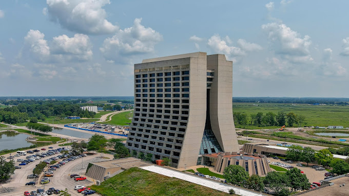 PSciencefather's tweet image. Fermilab is a national laboratory located in Batavia, Illinois, USA, that specializes in particle physics and accelerator technology research. Founded in 1967, Fermilab&apos;s primary mission is to advance our understanding of the universe at its most fundamental level.
#Fermilab #lab