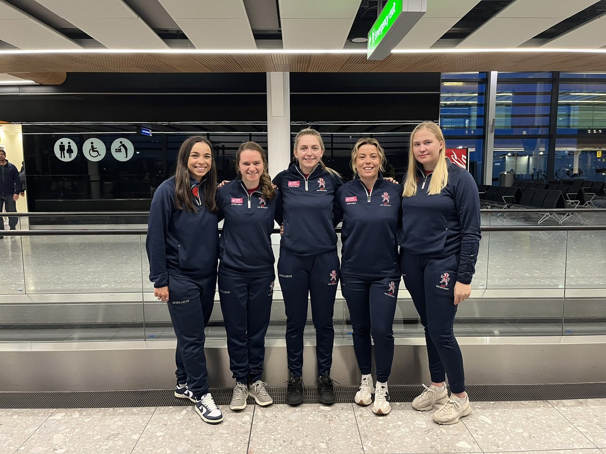 Queen Bees have landed in Seoul with <a href="/TeamGBicehockey/">Team GB Ice Hockey</a>! 😍🇰🇷🇬🇧