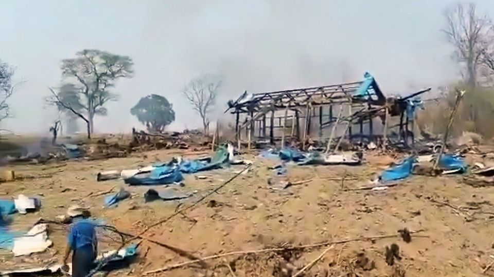 စစ်ကိုင်းတိုင်း၊ ကန့်ဘလူမြို့နယ် ပဇီကြီးရွာကို ဧပြီ ၁၁ရက် မနက်ပိုင်းမှာ စစ်ကောင်စီတပ်က လေကြောင်းကနေ တိုက်ခိုက်ခဲ့တာကြောင့် ဒေသခံ ၁၀၀ နီးပါး သေဆုံးပြီး နောက်ထပ် ၅၀ ကျော် ထိခိုက်ဒဏ်ရာရခဲ့တယ်လို့ ကန့်ဘလူမြို့နယ် NLD တိုင်းလွှတ်တော်ကိုယ်စားလှယ် ဦးနေဇင်လတ်က RFA ကိုပြောပါတယ်။