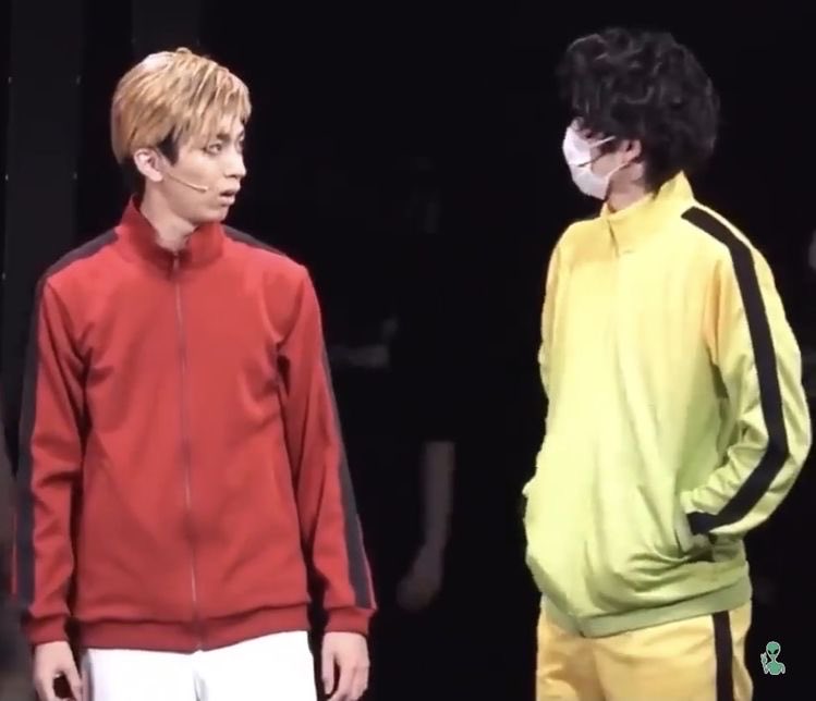 • и жили они как залив и бухта • 

один все                             другой 
время                               постоянно 
заливал                             бухтел