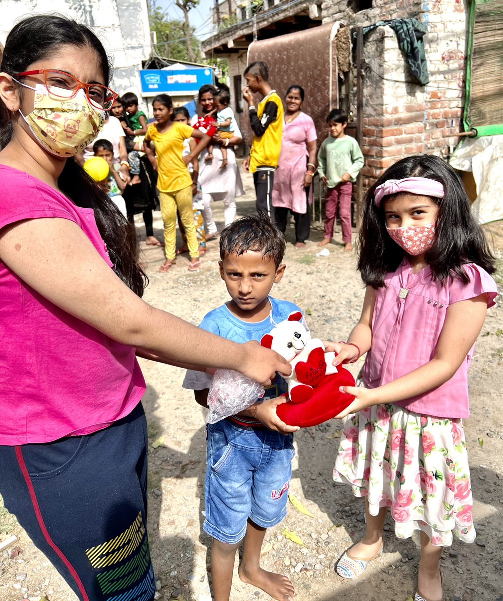 कुछ पल खुशियों के साथ.जरूरत का मतलब ये नहीं की आप हमेशा अपने बच्चों के फेंके और पुराने खिलोने ही समाज के उस वर्ग को दें जो खिलोने खरीद नहीं सकते, बल्कि जब आप अपनी प्रिय लाड़लीबेटी के लिए कोई खिलौना खरीदते हैं तो एक खिलौना उस लाड़ली बिटिया के लिए भी जो उसके लिए टकटकी लगाए बैठी है