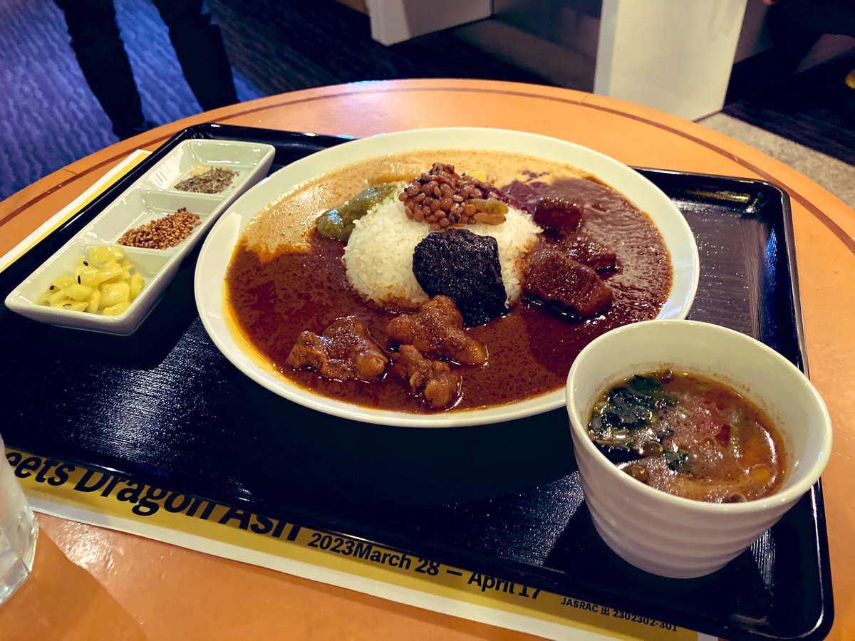 3週目のAfterglowイリベ氏の渾身の「fantasista」
プレートが箱とお客さんで、トッピングの3種類はダイバー！
店内に流れるファンタのサビで豪快にぶっかけてダイブさせ、カレーもごちゃ混ぜにモッシュ＆タイブでブチ上がる！
こりゃもうライブハウスだな！
流石！