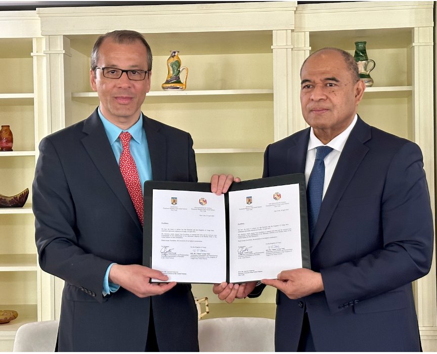 ConsulateKoT's tweet photo. 🇷🇴🤝🇹🇴 A historic moment as #Romania and #Tonga formalize diplomatic ties today! Ambassadors Feruţă and Tōnē have signed a Joint Communiqué, paving the way for stronger collaboration between our two nations. Cheers to a bright and thriving partnership! 🌍 #Diplomacy #Global https://t.co/il58oFefLv