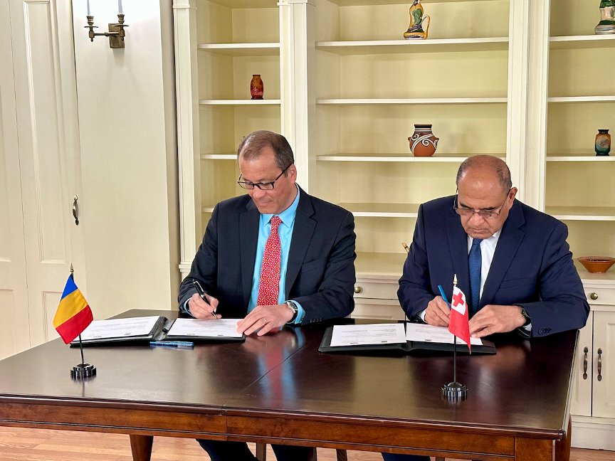 ConsulateKoT's tweet photo. 🇷🇴🤝🇹🇴 A historic moment as #Romania and #Tonga formalize diplomatic ties today! Ambassadors Feruţă and Tōnē have signed a Joint Communiqué, paving the way for stronger collaboration between our two nations. Cheers to a bright and thriving partnership! 🌍 #Diplomacy #Global https://t.co/il58oFefLv