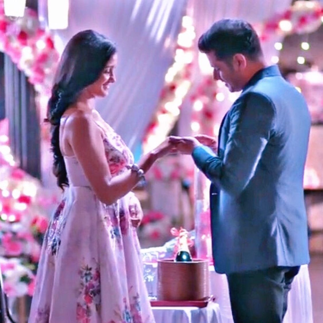 c_sothray's tweet photo. Bhai aj ki episode ka prospective ya tha ka in ka official proposal or ha kahana  nh Howa tha ab tak show ma or ek dosra ko ring bhi nh pahanai thi proposal ka doran ya dakhaya ha ka is show ka lead na bhi propose KY ha but Jo ha bhot acha hai #sairat #GhumHaiKisikeyPyaarMeiin https://t.co/v3Y9DZLztN