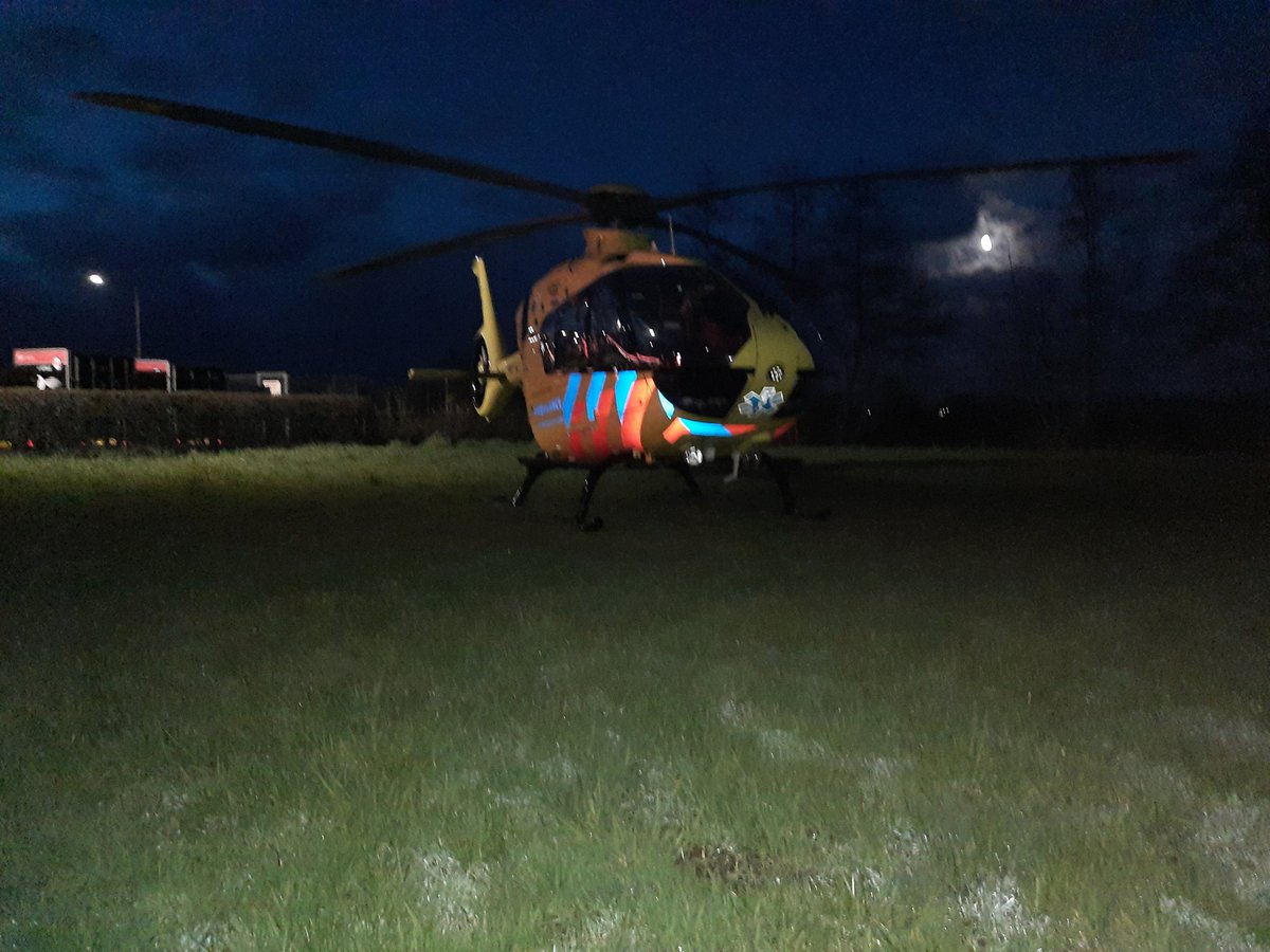 NWolterink's tweet image. Brandweer #Woudenberg  kreeg vanmorgen  vroeg een melding van  Reanimatie   in Woudenberg  de #Lifeliner3 was ook op geroepen die was geland bij de  esso langs de Rondweg