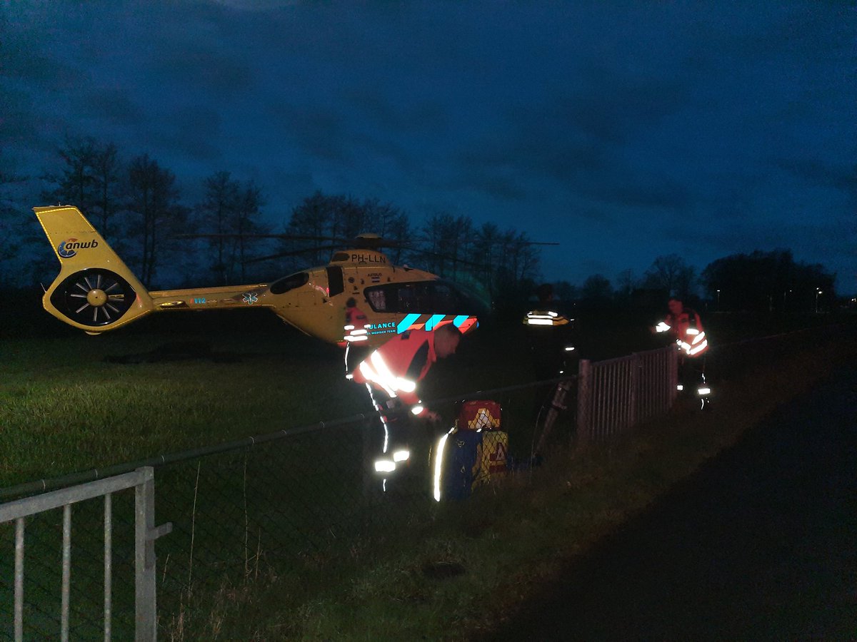 NWolterink's tweet image. Brandweer #Woudenberg  kreeg vanmorgen  vroeg een melding van  Reanimatie   in Woudenberg  de #Lifeliner3 was ook op geroepen die was geland bij de  esso langs de Rondweg