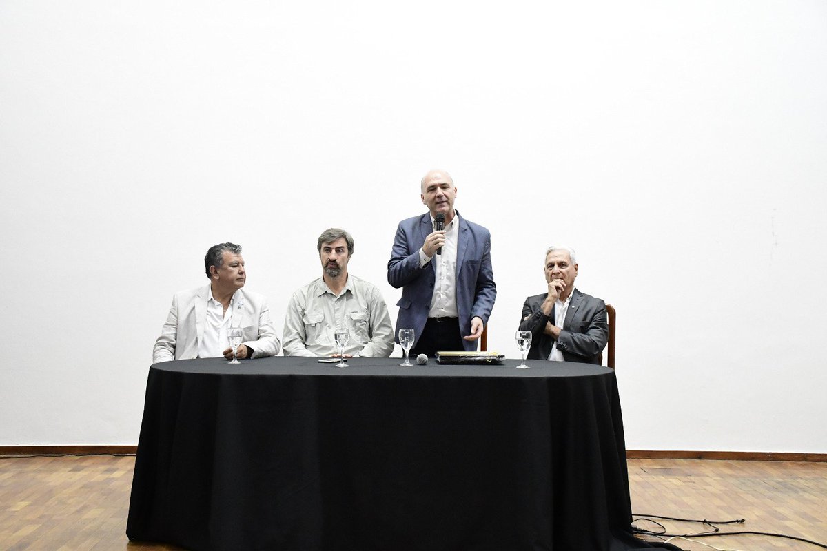 juliosolanas's tweet photo. Junto al presidente de la Cámara de Diputados de E. R., @AngelGiano, acompañamos su disertación.

Participaron Oscar Barzola, Luis Ramírez y Jorge Benítez, en representación de veteranos de la guerra de Malvinas, quienes le hicieron entrega de un reconocimiento. 

#MalvinasNosUne https://t.co/24o2NpEVJB