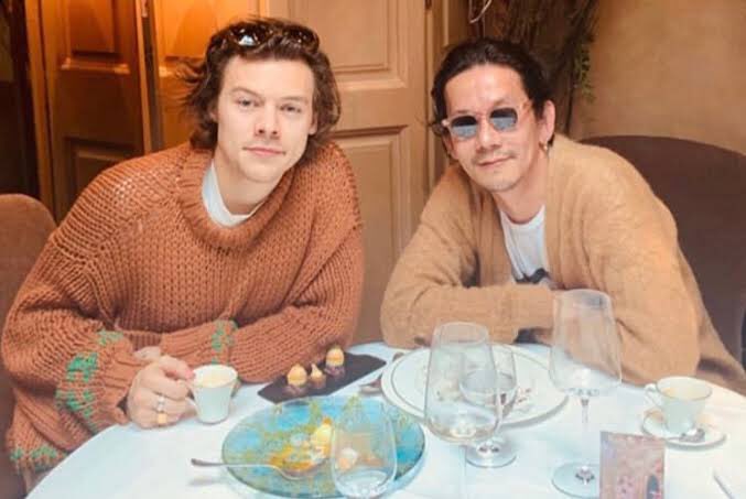harryupdates__'s tweet photo. 野村さんがHarryについて

『深夜便で着いて、昼寝してから早速1人で僕の家までやって来ました。「家がどこにあるかちゃんと覚えてる」と豪語して、〜一部省略〜「あと20分でつく」「コンビニで何かいる？」「あと2分でつく」とテキストしてきて最終的に「部屋番号だけ忘れた」そんな感じでした。』 https://t.co/FPgj3NW8JO
