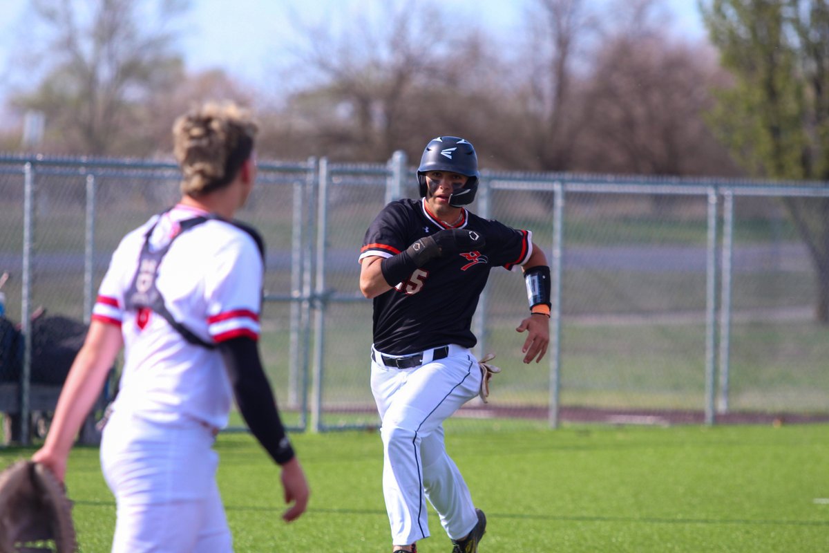 ChuckChaneyBCTG's tweet photo. "That's what we always talk about the only thing that is acceptable is a split and they've take care of that," JD Hand said

@AHSOrioleBsb scored 8 runs in 6th &amp; 7th innings to give Rose Hill their first loss and make a statement with the split. 

https://t.co/0fdm9MlVeN #kspreps https://t.co/StUKWHmgst