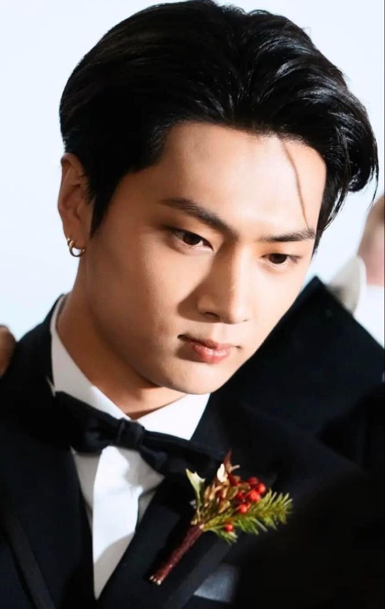 ymmdjxj's tweet photo. Wedding day:                 The next morning: https://t.co/Hy6FyywMCL