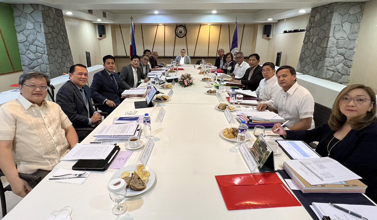 SCPh_PIO's tweet photo. Chief Justice Alexander G. Gesmundo leads the Supreme Court En Banc Session in Baguio City, at the start of this year’s SC summer session. https://t.co/85p0gQPqzY