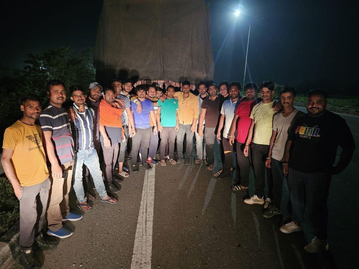 HindutvaWatchIn's tweet photo. Location: KMP Expressway, Haryana

Various Cow vigilante militias, including Bajrang Dal members, brutally thrashed a Muslim driver for transporting cattle. https://t.co/uishG7Ge84