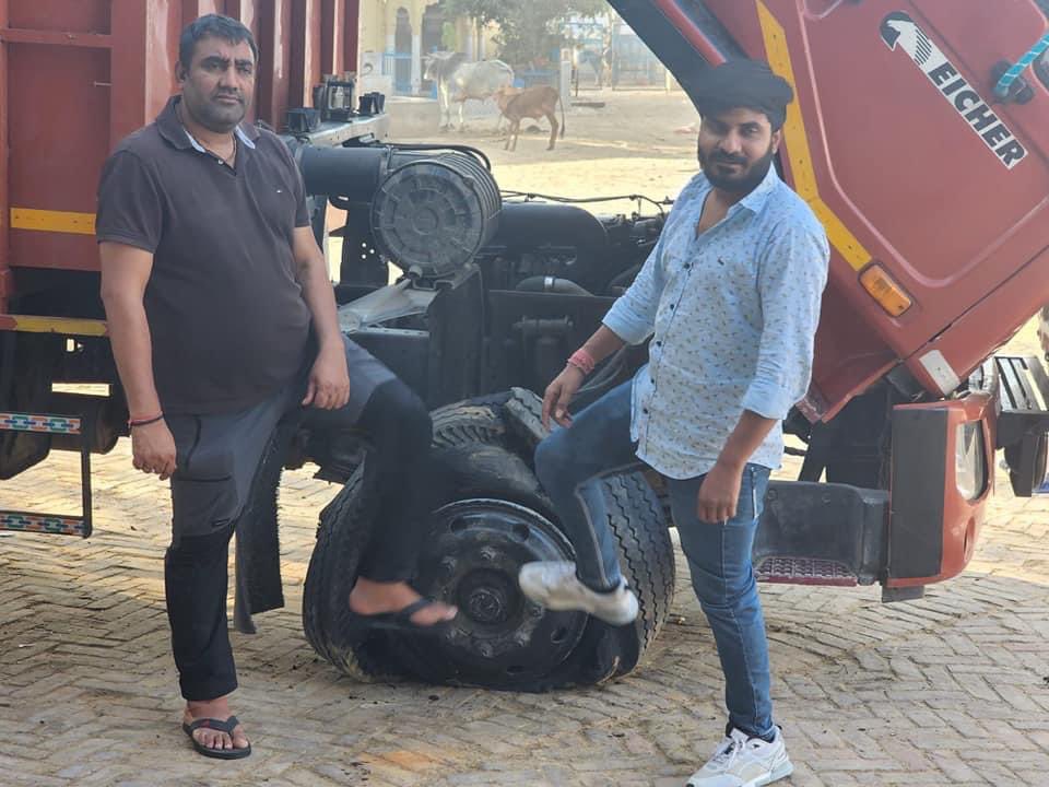 HindutvaWatchIn's tweet photo. Location: KMP Expressway, Haryana

Various Cow vigilante militias, including Bajrang Dal members, brutally thrashed a Muslim driver for transporting cattle. https://t.co/uishG7Ge84