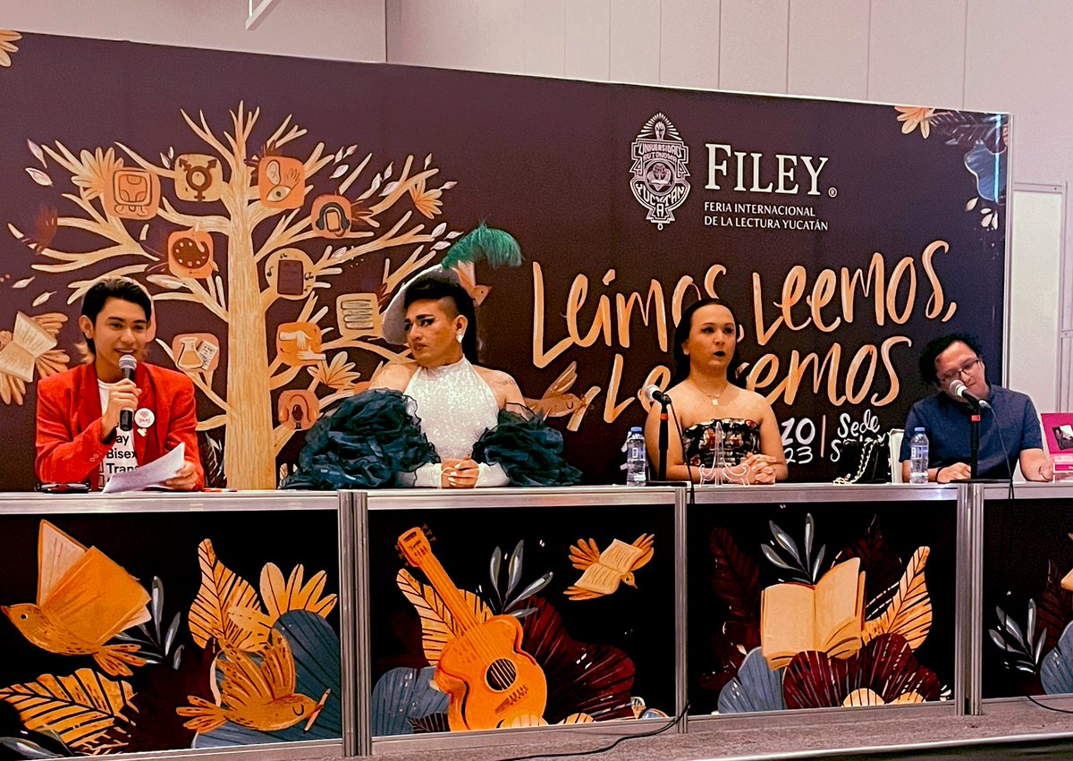YaajMexico's tweet photo. #FILEY2023 🦋El artivismo empuja a derrumbar los techos de cristal y ocupar los espacios que históricamente se nos han negado. En la @la_filey, la creadora artística #RiggoBega “Naná” llevó el congal literario y la resistencia🏳️⚧️🏳️🌈 con la presentación de #LaCasitaDeLasMuñecas 📚 https://t.co/hTPB6GbjKz