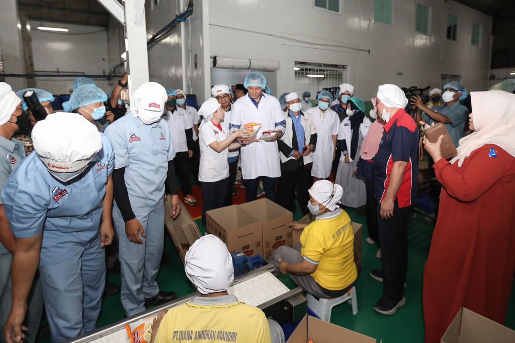 AgusYudhoyono's tweet photo. Senang bisa berkunjung ke PT.Sentral Multirasa Utama, slh satu pabrik yg produksi kripik yg rasanya sdh ada sejak saya sekolah dulu 😁 Pabrik ini jg mengekspor produknya ke banyak negara. Salut untuk pengelola usaha &amp; para pekerja, semoga bs terus sukses mengembangkan usahanya. https://t.co/836sqXXbuP