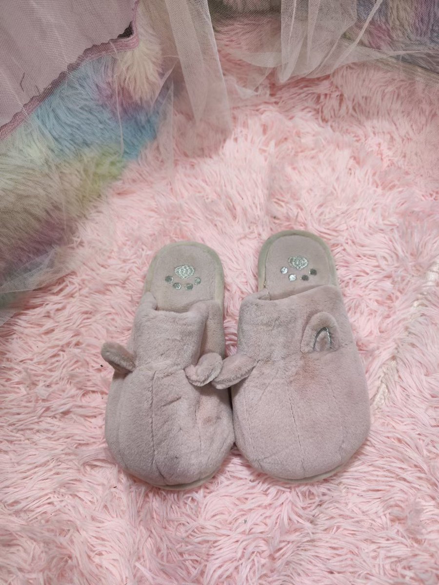 天气转热，4号小姐姐穿了两年的臭棉拖要出了，另有庞臭袜子，棉拖先到先得哦，看痕迹知味道，两年的臭脚汗都吸在上面了。
#原味棉袜
#原味 #原味袜子 #原味鞋子 #高中 #臭袜子