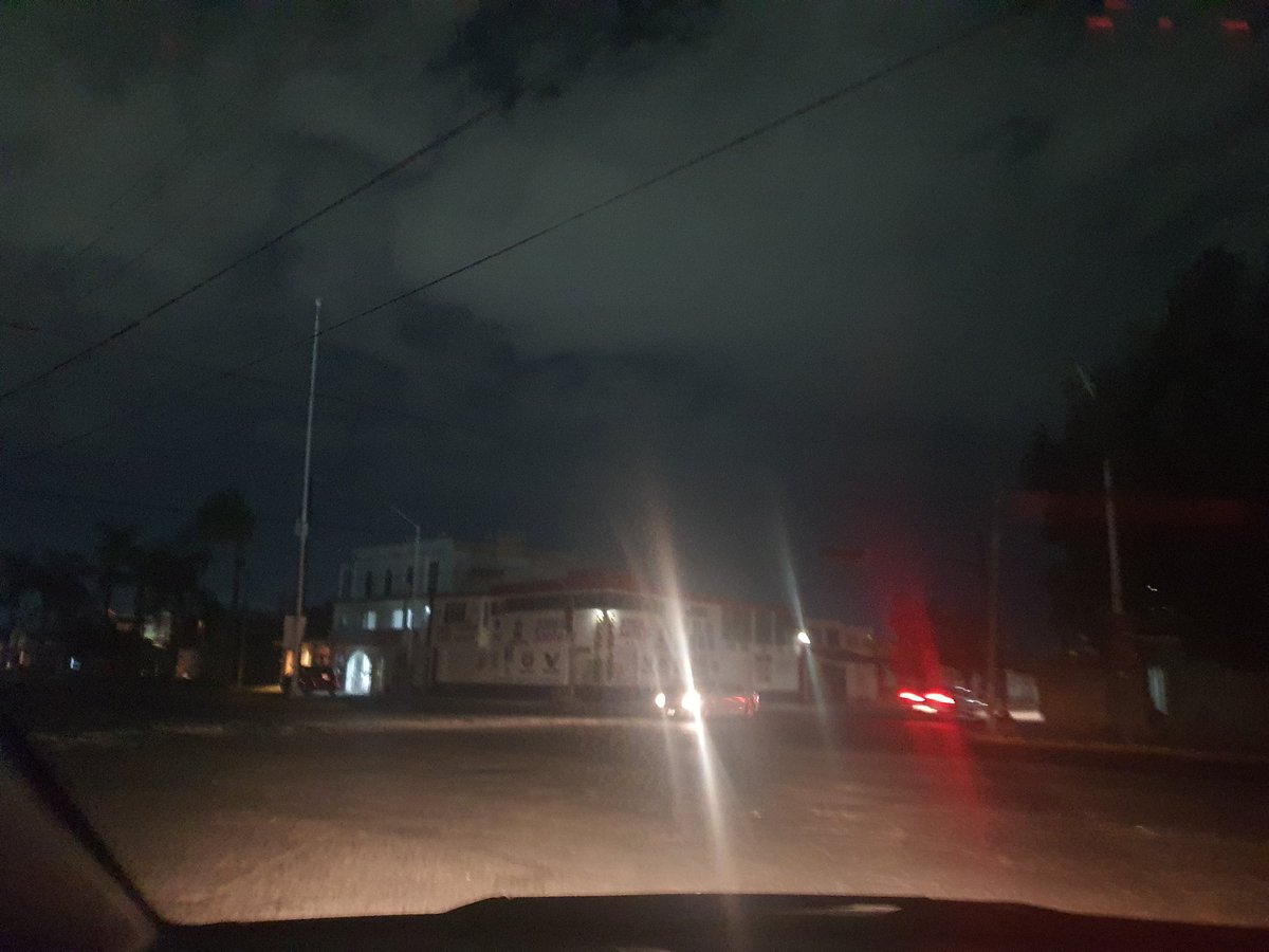 AndreaTern19's tweet photo. Semáforos de Pino Suárez y Felipe Ángeles y toda la zoma no tiene luz. @DMSPDGO https://t.co/gFcZC9yKth