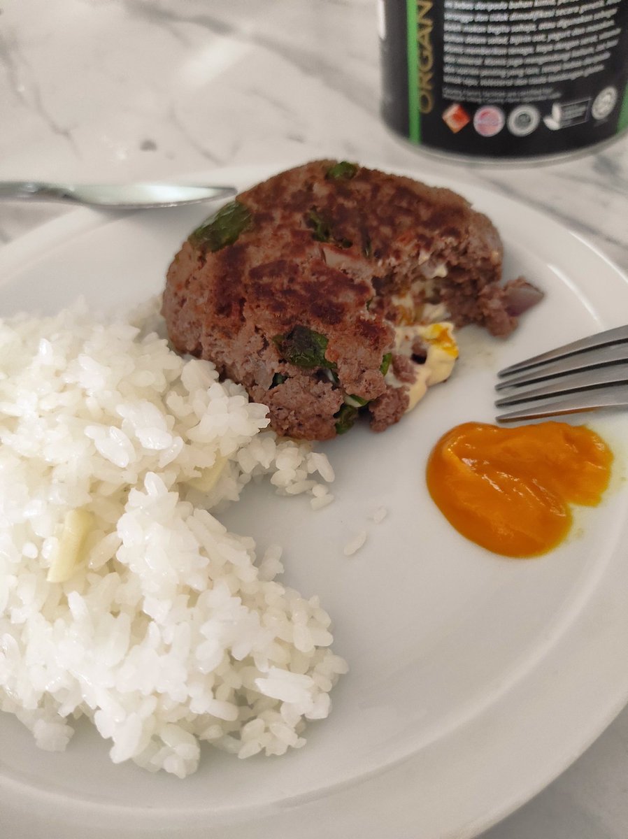 minamimykl's tweet photo. 最近私が昼休憩取れないくらい忙しくて旦那っちにランチ作ってもらってるんですが、ハンバーグにししとうを練り込むなんて日本人にはない発想🤯🤯🤯ハンバーグと #ajiamarillo のコンビも👌🏻 #インターナショナル食卓 
#なんでも食べまっせ https://t.co/dpjQWB2mRX