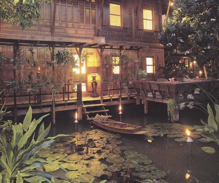 ⠀
⠀⠀⠀⠀"อ้ายมั่น, ไปเกียมเรือ" ได้ยินเสียงมันขานรับแล้วจึงวางใจ
⠀
⠀⠀⠀⠀ข้ายืนคอยอ้ายวุธอยู่ที่ท่าน้ำหน้าเรือน, มันรบเร้าตั้งแต่เช้าที่ลานฝึกดาบว่าจักให้ข้าพาไป โตจนเป็นท่านหลวงแล้วไยจึงดูแลตัวเองมิได้ (แอบยิ้ม)
⠀
⠀⠀⠀⠀"อ้ายวุธ! หากช้ากว่านี้จะไม่รอแล้ว!"
⠀⠀⠀⠀