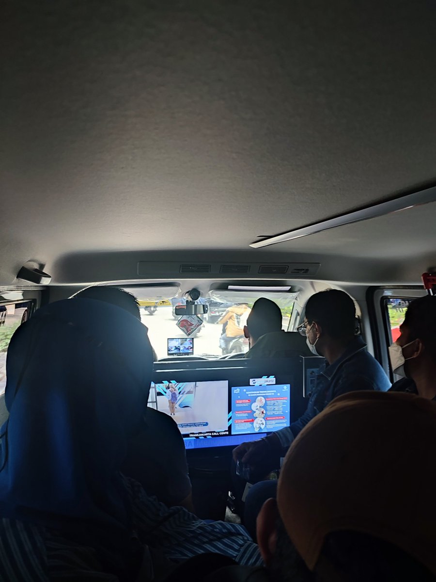 rifandrazz's tweet photo. Naik @PT_Transjakarta Mikrotrans JAK48A jam 12 siang panas banget. AC nya gak berasa. Gak tau kenapa blower AC dibelakang cuma diatur ke lv 2 (padahal masih bisa ke lv 3).

#transjakarta #mikrotrans https://t.co/SM5zruHVQc