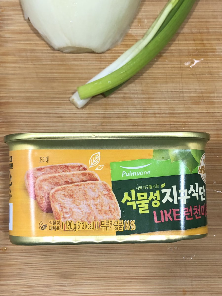 junggourmet's tweet photo. #광고 #풀무원
식물성 지구식단 LIKE 런천미트로 만든 돈부리🌱

따끈한 밥 푹 퍼서 짭쪼름하고 고소한 풍미의 LIKE 런천미트 한 조각, 달달한 양파, 와사비까지 얹어먹으면 절로 박수가👏🏻👏🏻

식물성 단백질로 만든 100% 식물성 #대체육‼️

레시피랑 할인 소식 타래로✔️ https://t.co/7HRMF4khbA